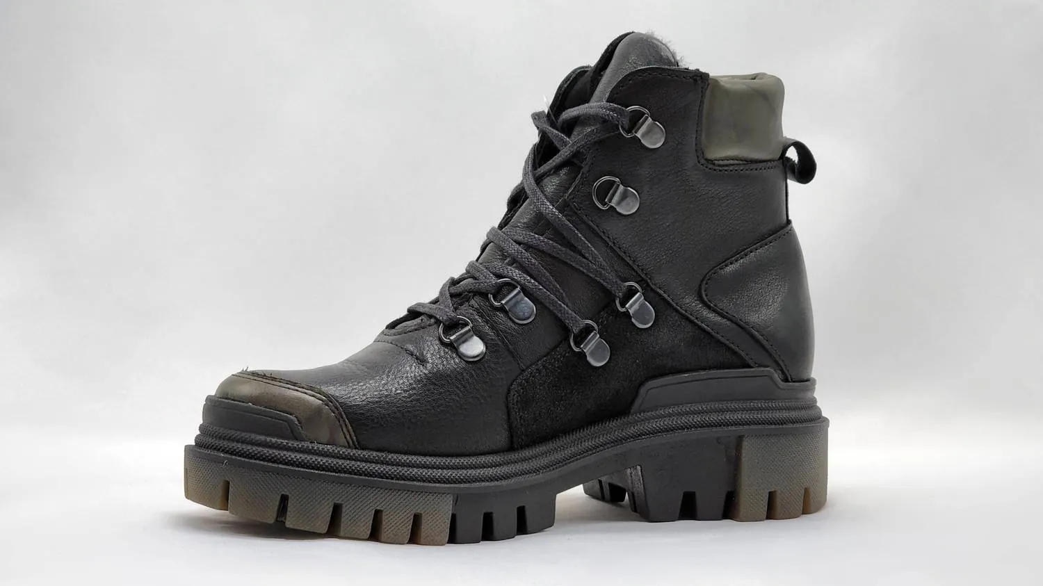 Women's Heavy Wool-Lined Leather Boots In Black