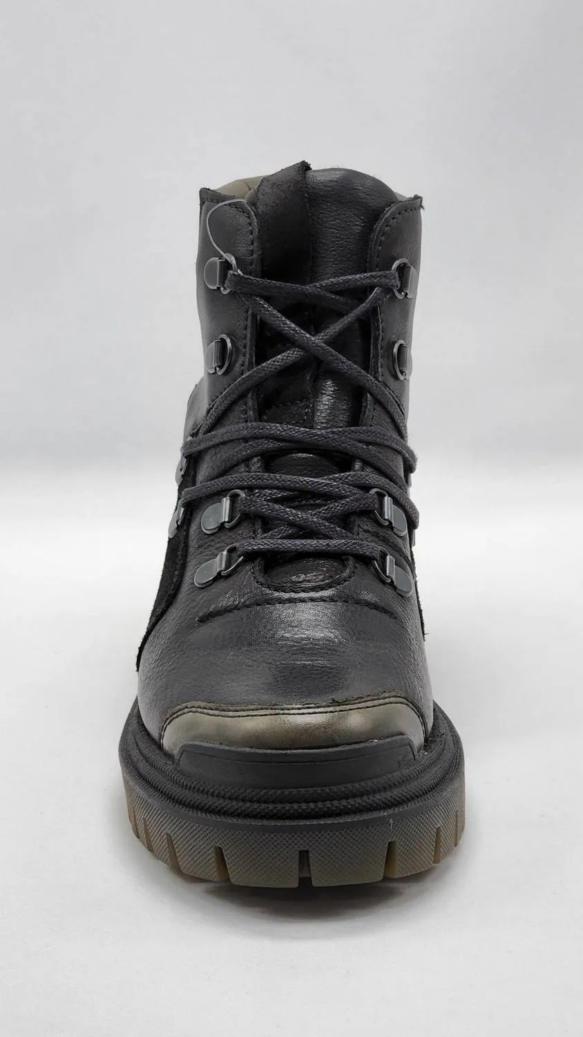 Women's Heavy Wool-Lined Leather Boots In Black