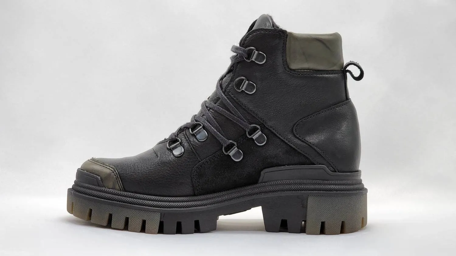 Women's Heavy Wool-Lined Leather Boots In Black
